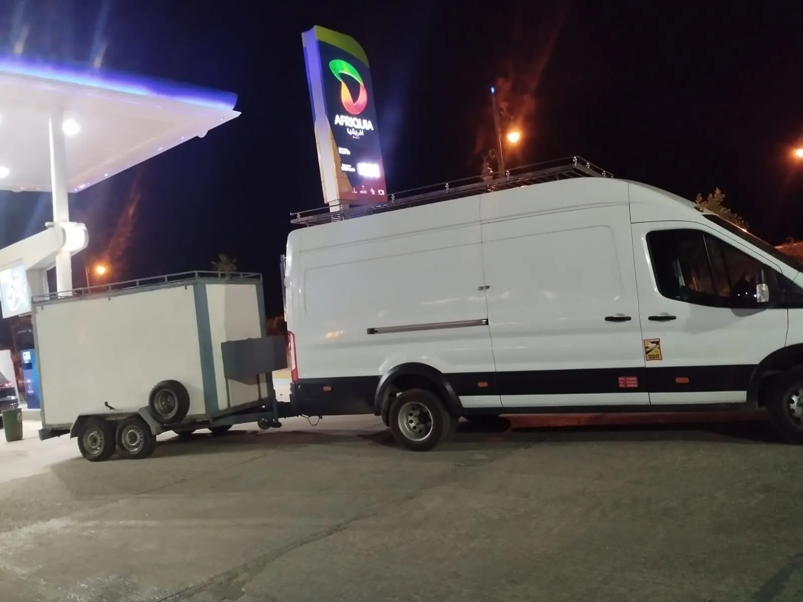 Furgón con remolque cargado, de ruta hacia Marruecos