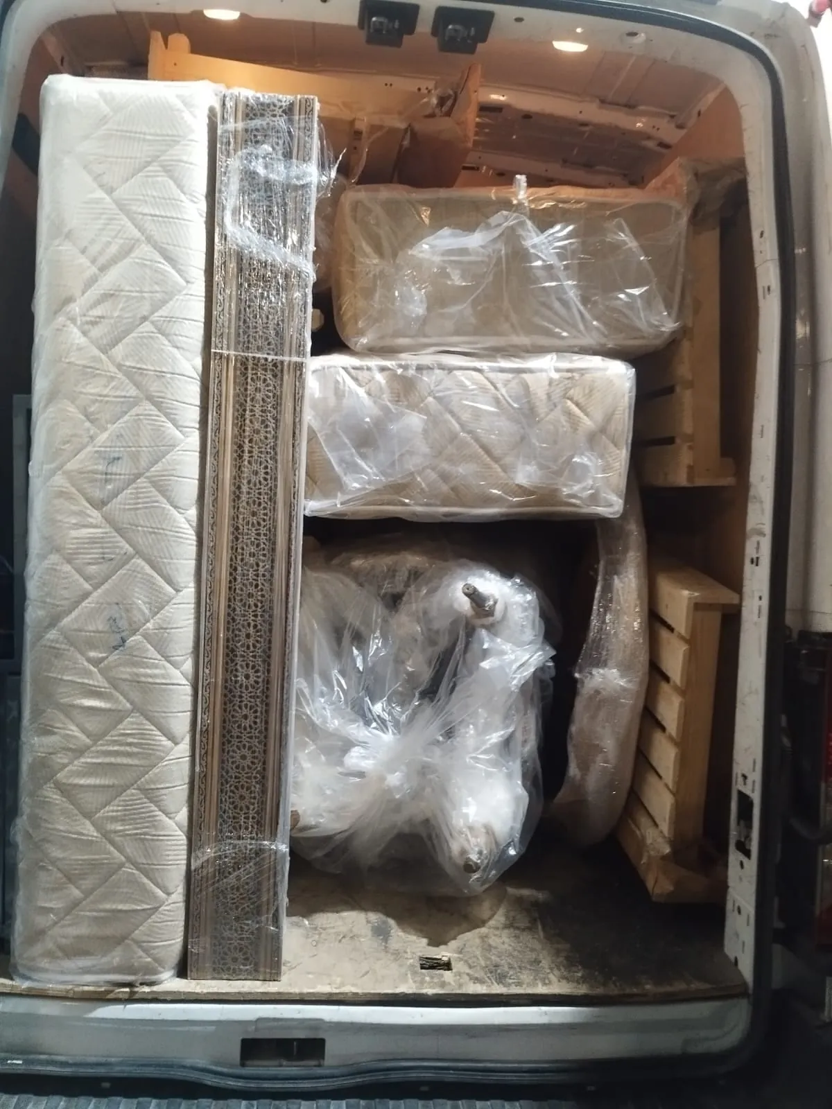 Muebles y colchones protegidos y embalados en el furgón