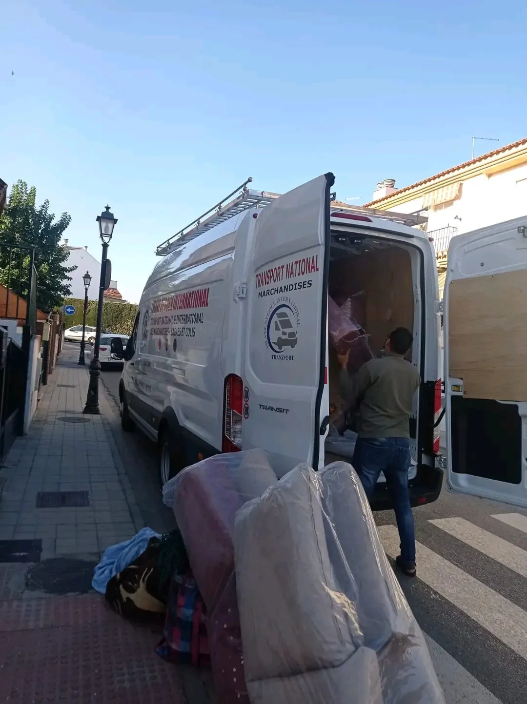 Cargando muebles y bultos protegidos en el furgón durante una mudanza