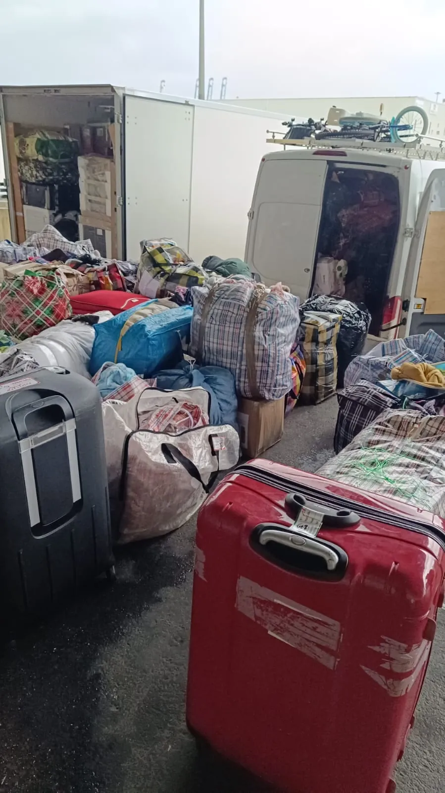 Bultos, maletas y paquetes preparados para enviar a Marruecos