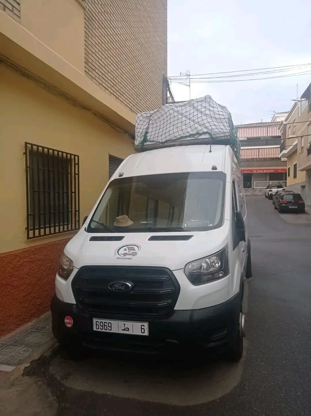 Furgón de Islane Negoce International en una calle, listo para el reparto